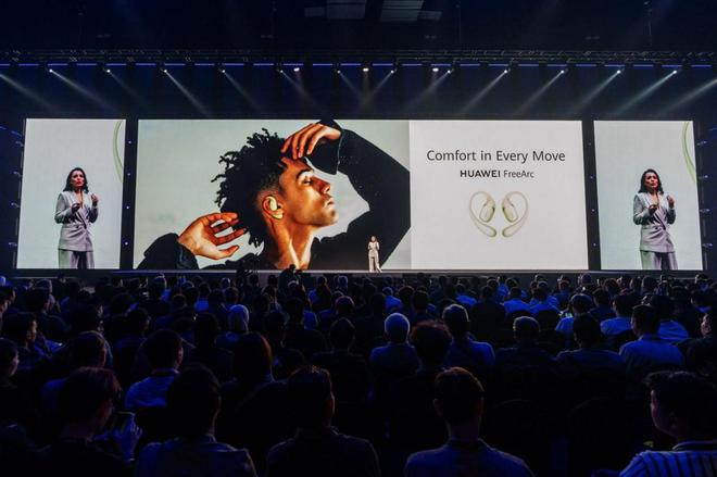 发布：华为首款耳挂耳机佩戴体验全面升级！麻将胡了HUAWEI FreeArc海外(图1)